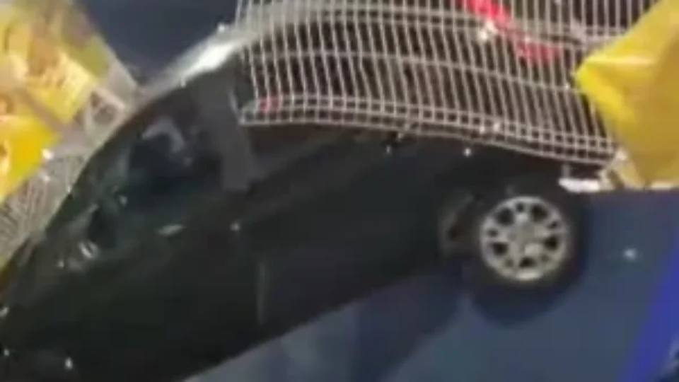 Carro rompe grade de estacionamento e despenca de supermercado em São José dos Campos