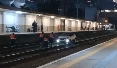 Carro invade trilhos e para Linha 7-Rubi por 18 minutos em SP
