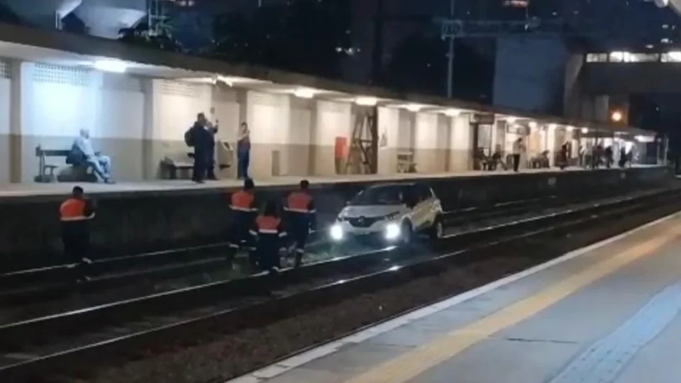 Carro invade trilhos e para Linha 7-Rubi por 18 minutos em SP