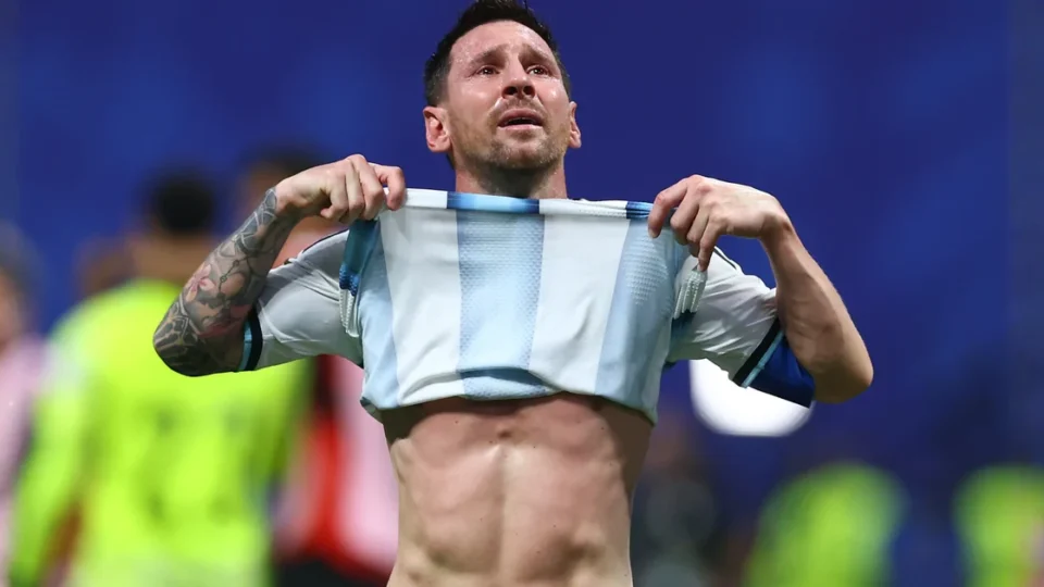 Messi expõe fragilidades e explode em vitória da Argentina
