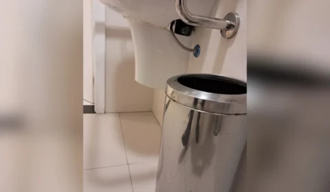 Câmera flagra homem invadindo banheiro feminino para filmar mulheres em prédio de SP
