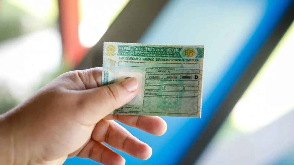 Sergipe prorroga CNH profissional grátis até 21 e TJ-SP reforça direito à carteira digital