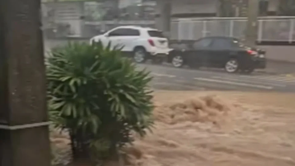 Mais de mil pessoas estão fora de casa no Rio Grande do Sul devido às fortes chuvas
