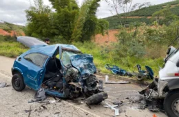 Quatro jovens e professora morrem em batida entre carro e van da prefeitura em Minas