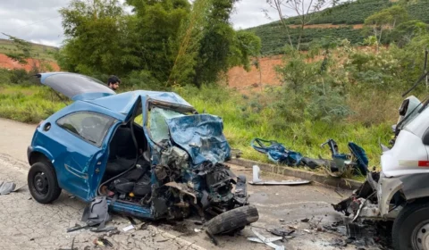 Quatro jovens e professora morrem em batida entre carro e van da prefeitura em Minas