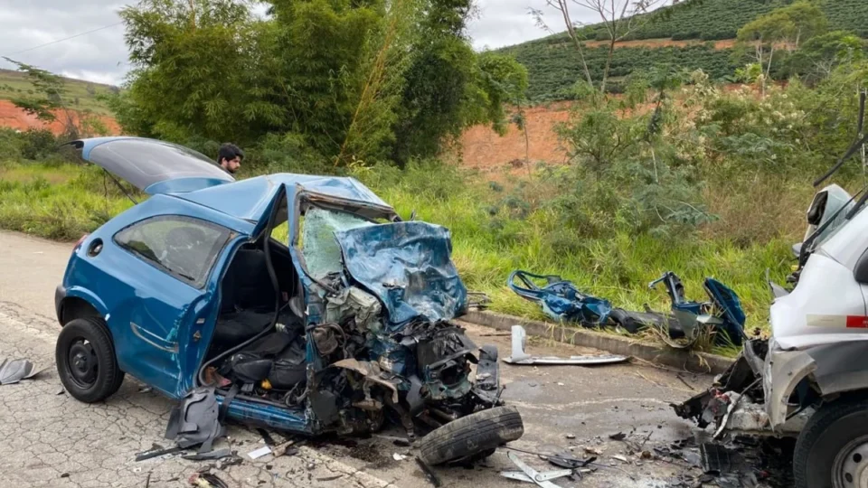 Quatro jovens e professora morrem em batida entre carro e van da prefeitura em Minas