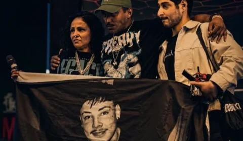 Mãe de Gabriel Ganley sobe ao palco onde filho realizaria seu maior sonho e emociona o país
