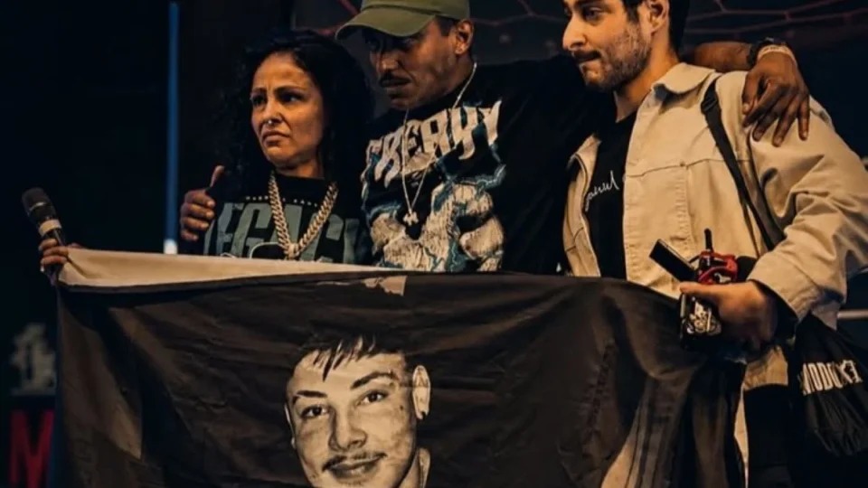 Mãe de Gabriel Ganley sobe ao palco onde filho realizaria seu maior sonho e emociona o país