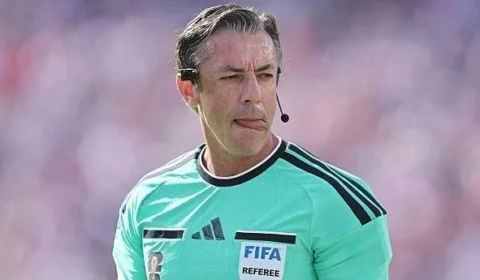 Cartão vermelho de Claus acende debate sobre VAR em 2026
