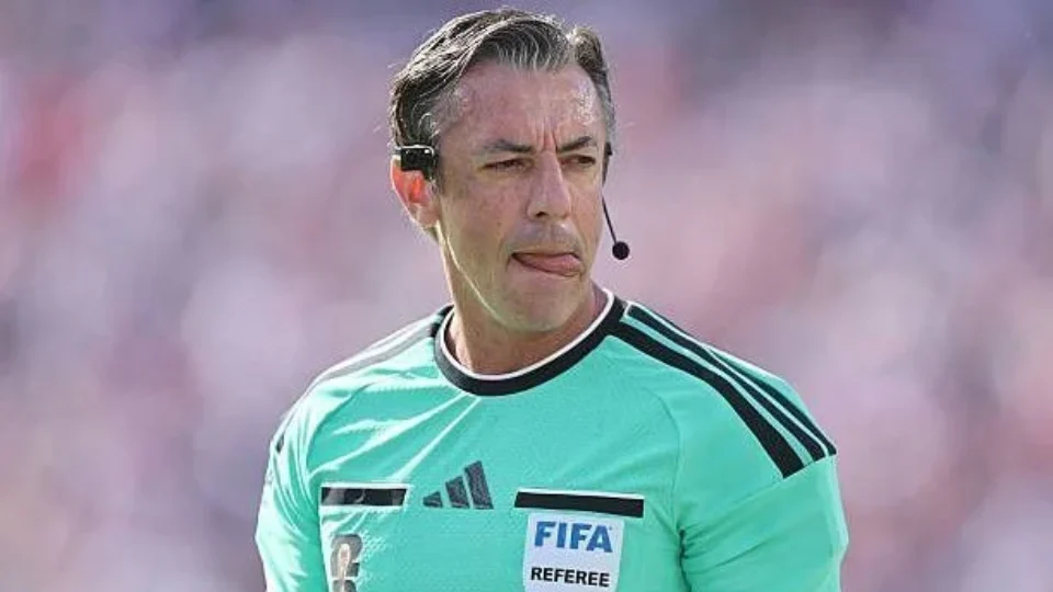 Cartão vermelho de Claus acende debate sobre VAR em 2026