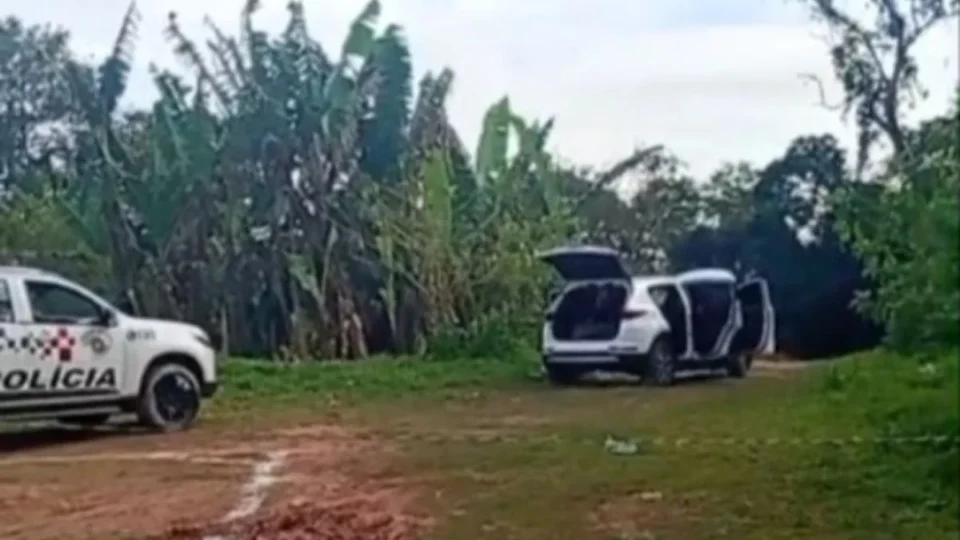 Perseguição em alta velocidade termina com corpo encontrado no porta-malas de carro