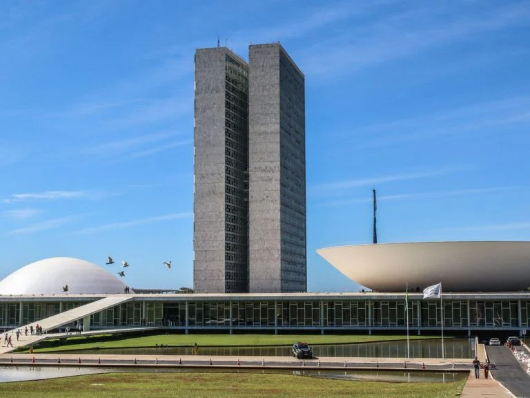 O Projeto de Lei de Diretrizes Orçamentárias (PLDO) de 2027 estabelece que o Novo Programa de Aceleração do Crescimento (PAC) e as metas do Plano Plurianual (PPA 2024-2027) serão as prioridades da administração pública federal no próximo ano.O texto também determina que os recursos do orçamento devem priorizar a continuidade de obras e investimentos que já estão em andamento.
Pela proposta enviada ao Congresso Nacional, novos projetos só poderão entrar no Orçamento de 2027 se as obras já iniciadas por cada órgão tiverem recursos suficientes para continuar. Além disso, qualquer novo investimento deverá garantir a entrega de pelo menos uma etapa funcional da obra. A intenção é reduzir o número de empreendimentos que acabam paralisados antes da conclusão.