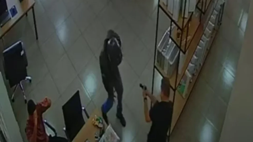 Comerciante reage a assalto e mata suspeito em loja de colchões