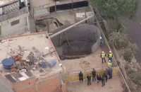 Cratera se abre durante obra da Sabesp em Osasco e força interdição de casas; moradores deixam imóveis às pressas
