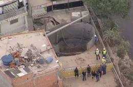 Cratera se abre durante obra da Sabesp em Osasco e força interdição de casas; moradores deixam imóveis às pressas