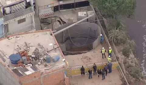 Cratera se abre durante obra da Sabesp em Osasco e força interdição de casas; moradores deixam imóveis às pressas