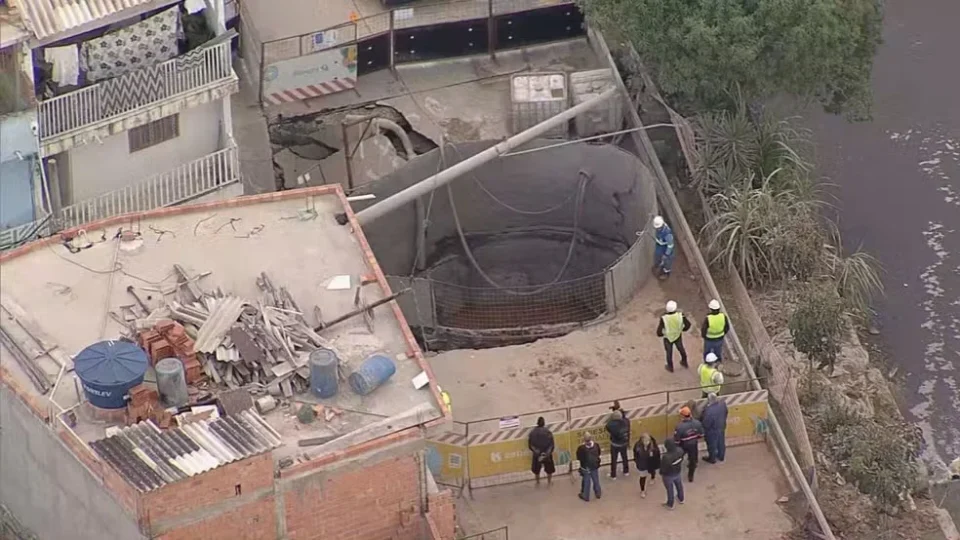Cratera se abre durante obra da Sabesp em Osasco e força interdição de casas; moradores deixam imóveis às pressas