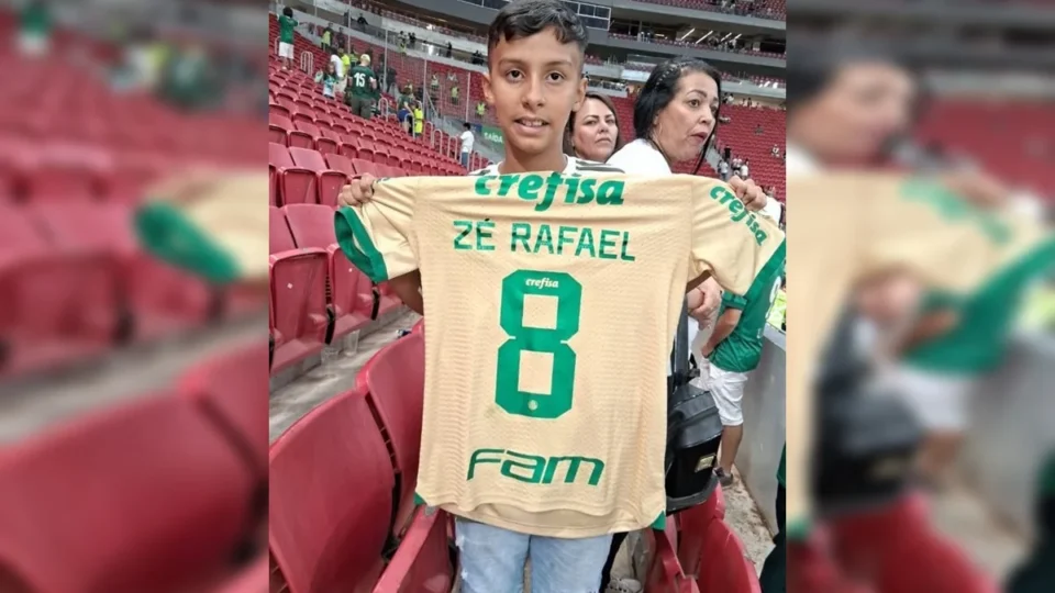“Queria ser goleiro”: mãe lamenta morte de menino de 12 anos após choque elétrico ao buscar bola