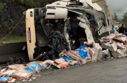 Acidente com dois caminhões mata casal na BR-277 em Campo Largo, Curitiba