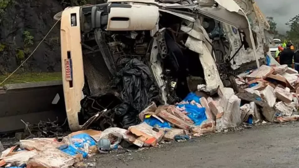 Acidente com dois caminhões mata casal na BR-277 em Campo Largo, Curitiba