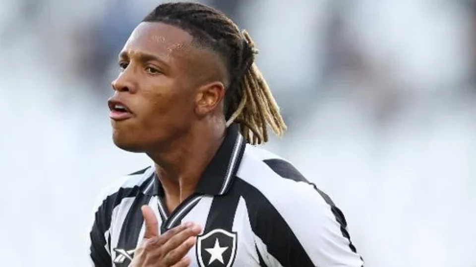 Danilo, do Botafogo, vira disputa entre Europa e Palmeiras