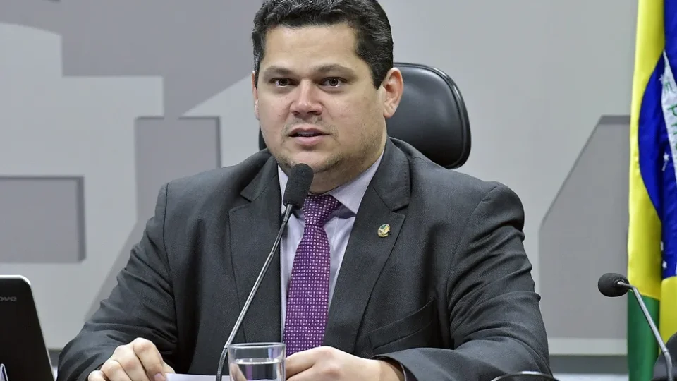 Alcolumbre reage a cobrança do PT e diz que não aceitará “ameaças” sobre PEC do fim da escala 6×1