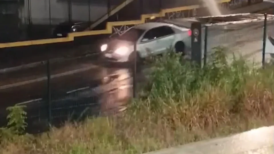 Adutora rompe e ‘gêiser’ de água assusta moradores na Zona Sul de São Paulo