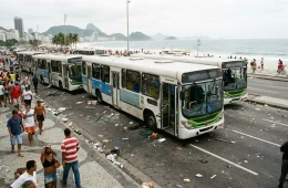 Caos em Copacabana: ônibus tem janela quebrada e passageiros entram em pânico após saída da praia