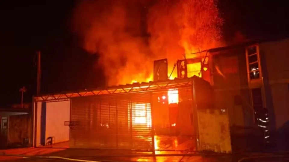 Mulher é agredida pelo companheiro e encontra casa incendiada no interior de São Paulo