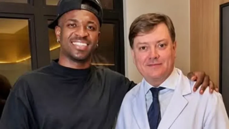 Médico dermatologista apaga foto com Vini Jr. após procedimento estético viralizar