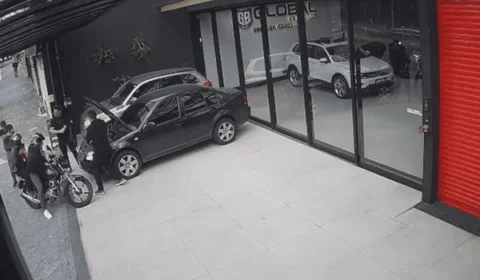 Falso assalto termina em tiros: policial reage e dois homens acabam baleados em loja de carros na Zona Leste de SP