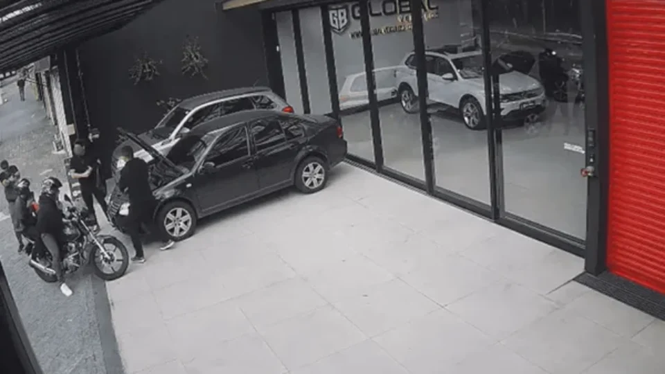 Falso assalto termina em tiros: policial reage e dois homens acabam baleados em loja de carros na Zona Leste de SP