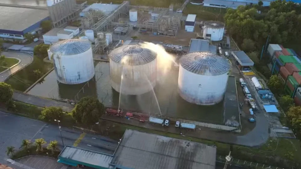 Mais de 60 horas depois, vazamento de gás ainda desafia bombeiros em Manaus