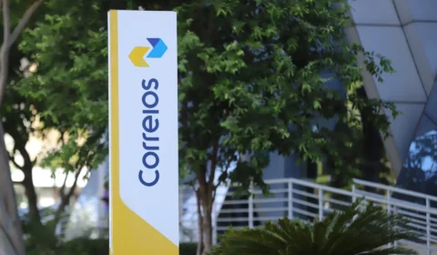 Correios adiam reestruturação e abrem negociação com governo