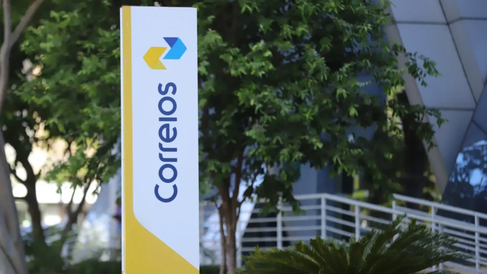 Correios adiam reestruturação e abrem negociação com governo