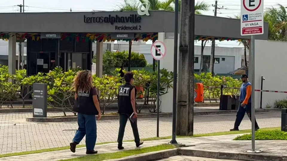 Doméstica é resgatada após 55 anos sem salário em condomínio de luxo; rotina começava às 4h30