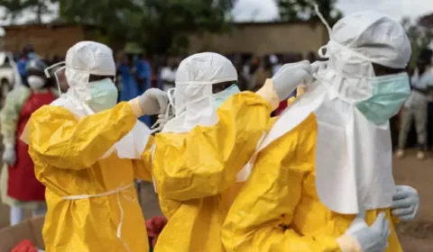 Surto de ebola avança em ritmo inédito e acende alerta global; entenda o que preocupa especialistas