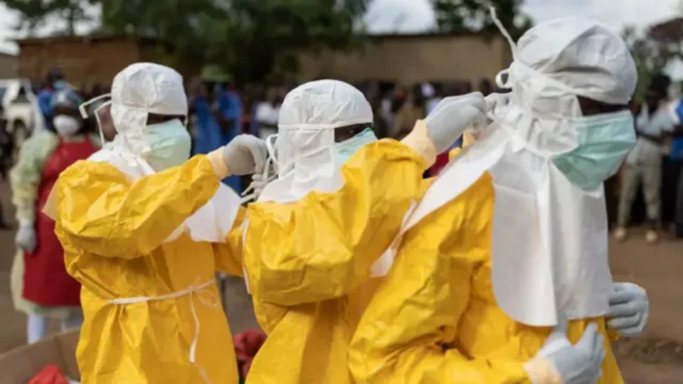 Surto de ebola avança em ritmo inédito e acende alerta global; entenda o que preocupa especialistas