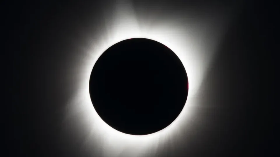 Eclipse solar total acontece nesta quarta-feira e chama atenção de observadores ao redor do mundo