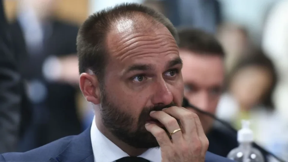 Ministro decide até 21/07 se demite Eduardo Bolsonaro