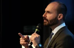 Abandono de cargo: PF decide demitir Eduardo Bolsonaro; entenda