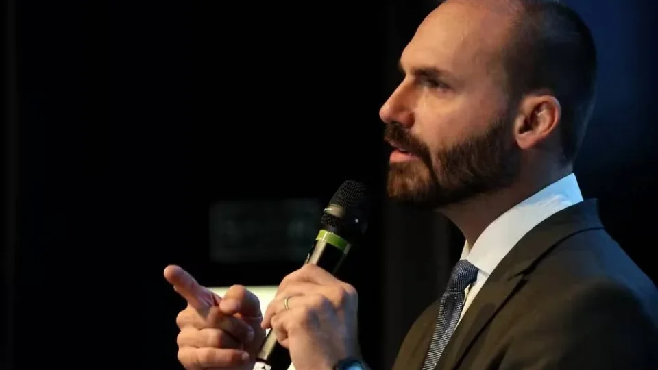 Abandono de cargo: PF decide demitir Eduardo Bolsonaro; entenda