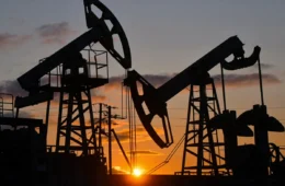 Petróleo volta a ficar no centro das atenções; entenda o que está mexendo com os preços