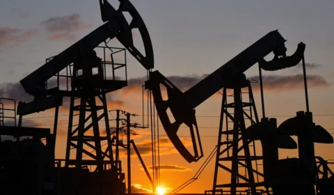 Petróleo volta a ficar no centro das atenções; entenda o que está mexendo com os preços