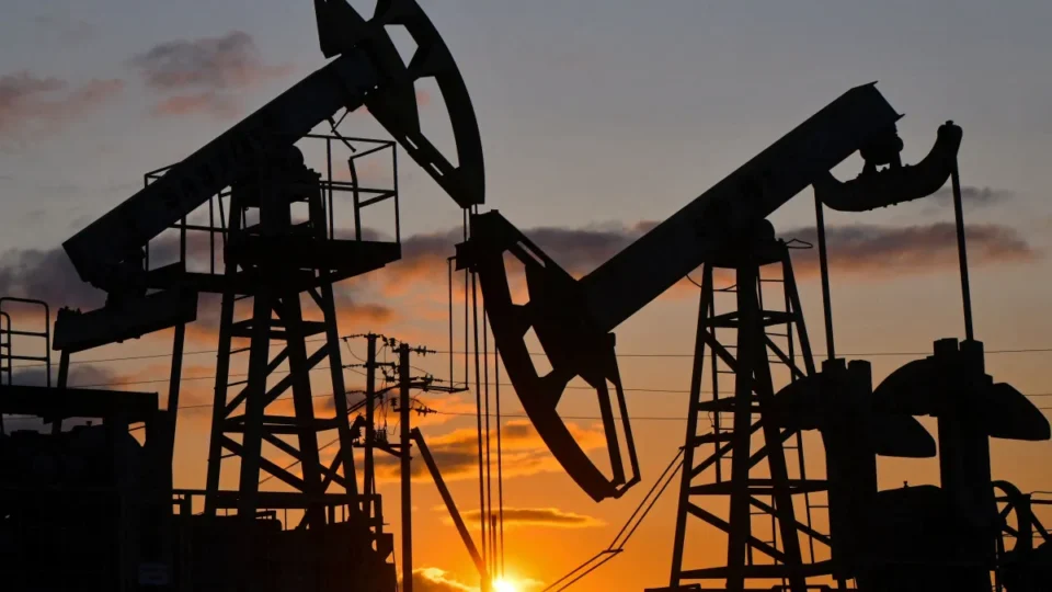 Petróleo volta a ficar no centro das atenções; entenda o que está mexendo com os preços