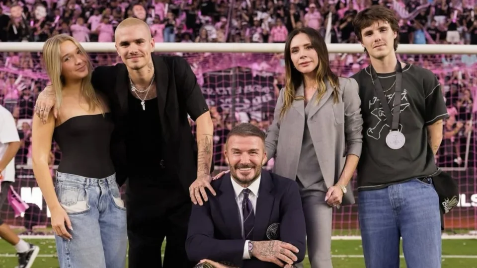 Beckham reúne família em estádio em meio a afastamento do filho