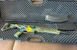 Espingarda apreendida no Rio Grande do Sul em nome de Bolsonaro tinha bandeira do Brasil gravada no corpo da arma