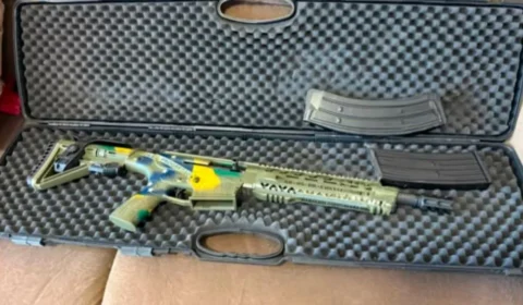 Espingarda apreendida no Rio Grande do Sul em nome de Bolsonaro tinha bandeira do Brasil gravada no corpo da arma