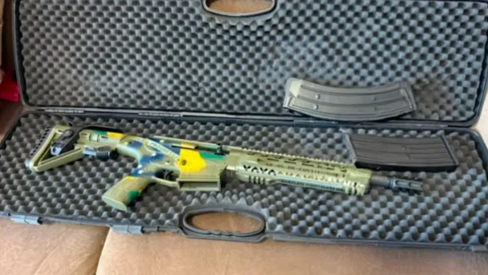 Espingarda apreendida no Rio Grande do Sul em nome de Bolsonaro tinha bandeira do Brasil gravada no corpo da arma