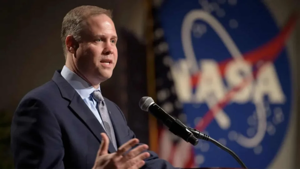Ex-chefe da NASA faz alerta sobre corrida à Lua e aponta risco de os EUA perderem vantagem